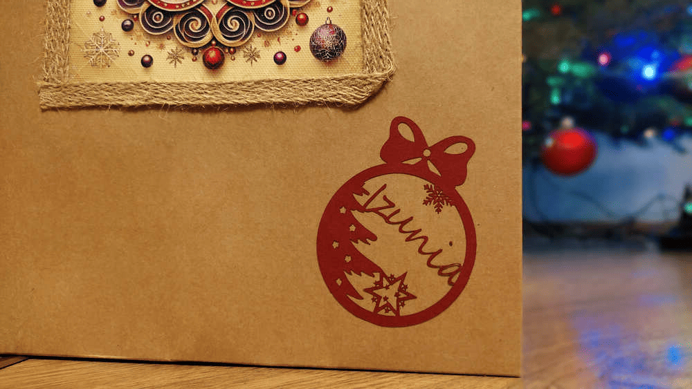 Zbliżenie na personalizację premium z laserowo wycinaną bombką z imieniem